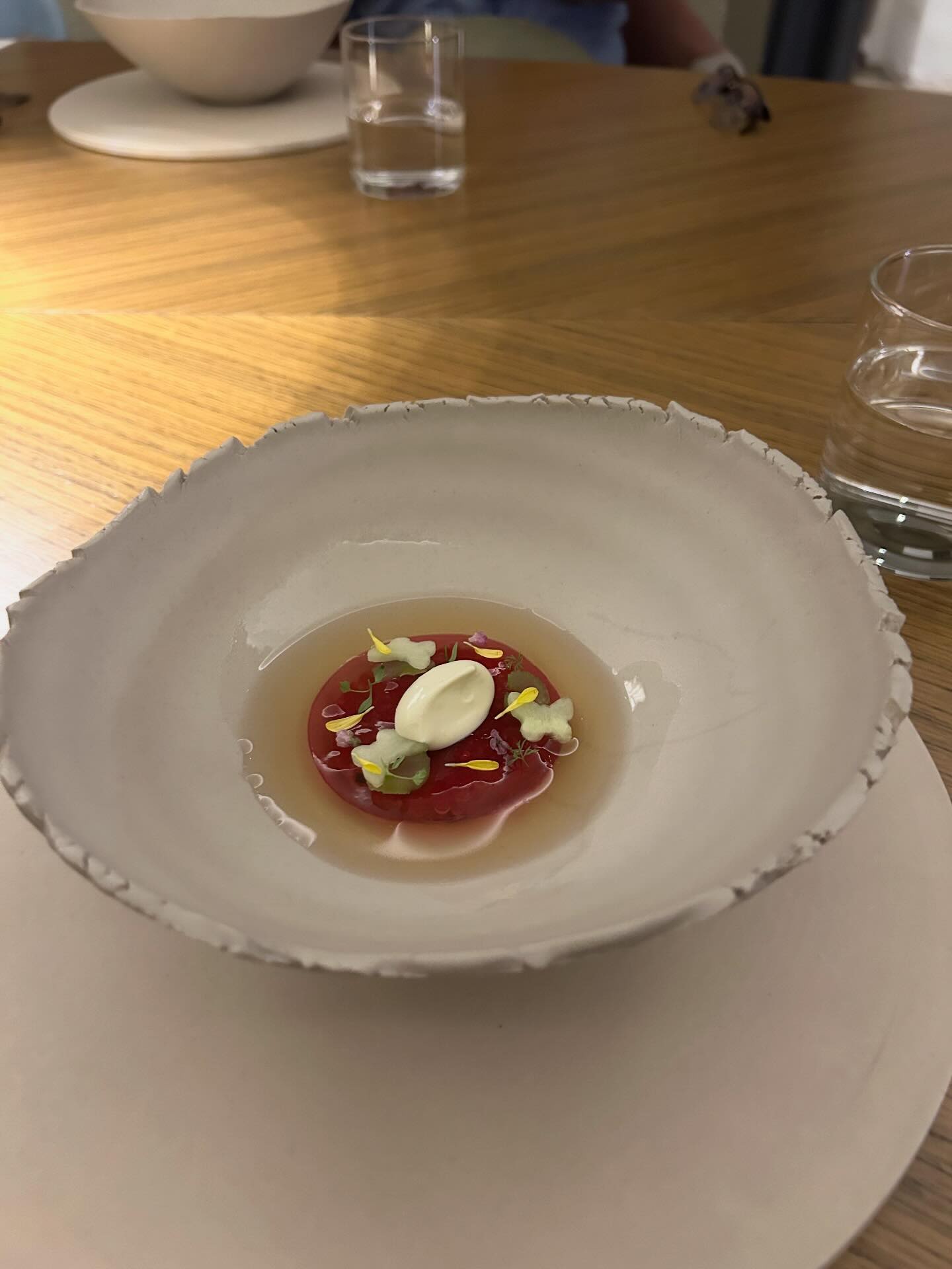 Chi hơn 32 triệu cho bữa tối nhà hàng fine dining ở TP.HCM, cô gái nhận về hàng loạt bình luận chê cách bày món không xứng tầm