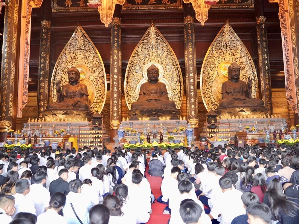 Phật tử về chùa hành hương, chiêm bái. Ảnh: Chùa Tam Chúc.