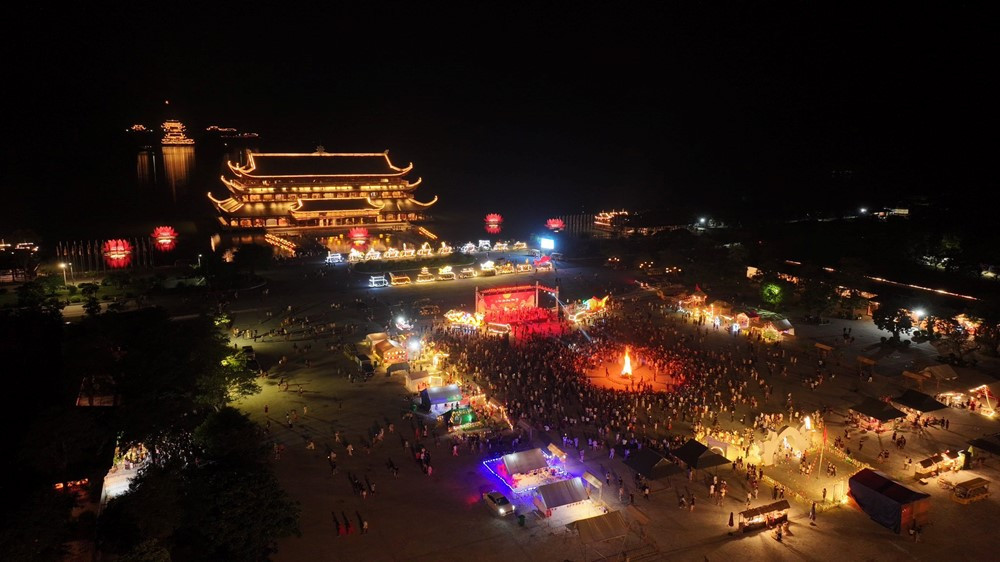 Việt Nam có ngôi chùa lớn nhất thế giới: Rộng 5.000ha, tượng Quan Âm nặng 100 tấn đồng, có hơn 30.500 bức tranh đá từ núi lửa Indonesia