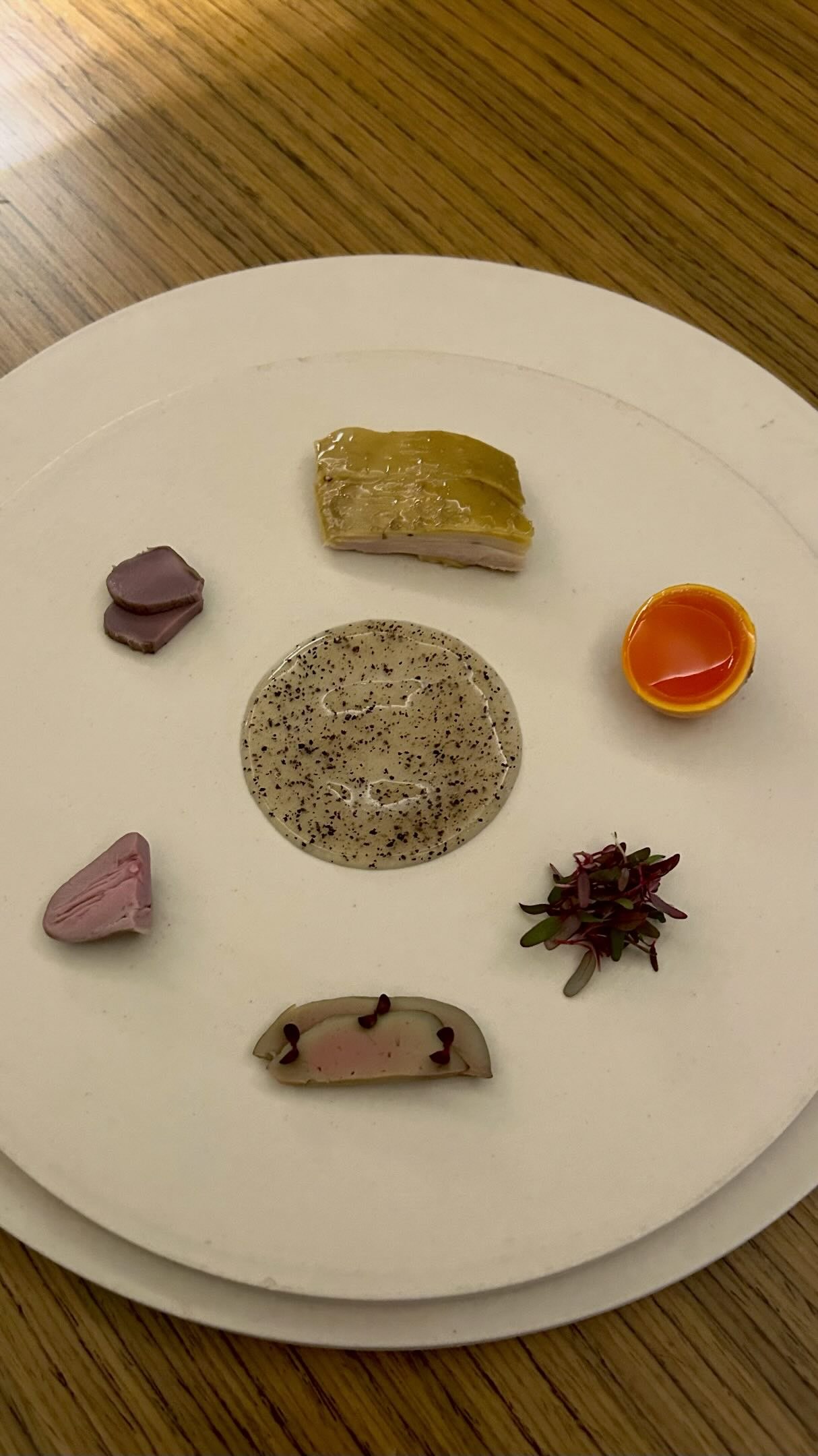 Chi hơn 32 triệu cho bữa tối nhà hàng fine dining ở TP.HCM, cô gái nhận về hàng loạt bình luận chê cách bày món không xứng tầm