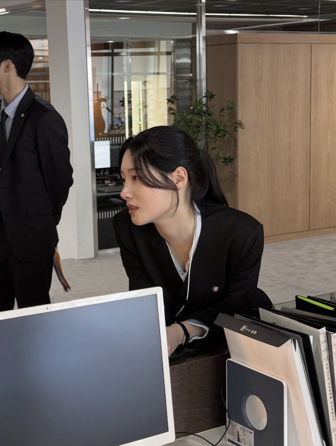 Kỹ năng lắng nghe đóng một vai trò rất quan trọng trong môi trường công sở (Ảnh minh họa: Pinterest)