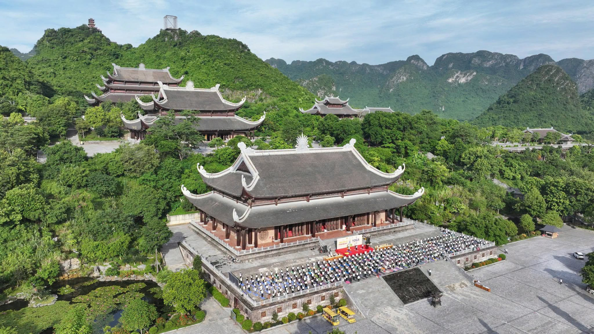 Việt Nam có ngôi chùa lớn nhất thế giới: Rộng 5.000ha, tượng Quan Âm nặng 100 tấn đồng, có hơn 30.500 bức tranh đá từ núi lửa Indonesia