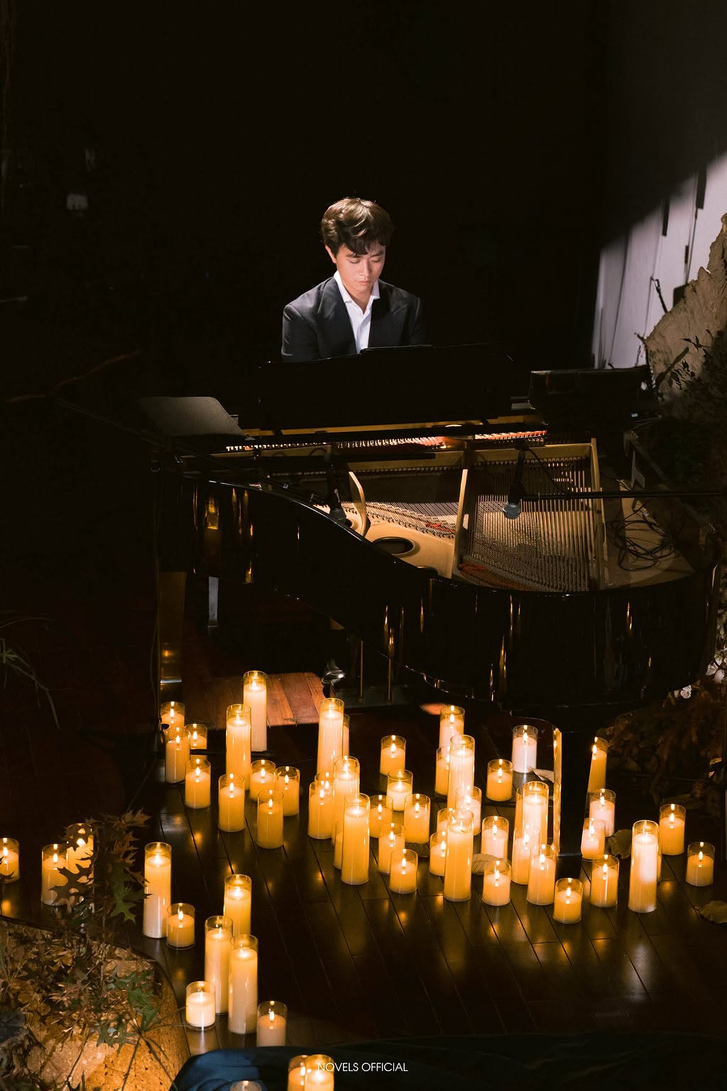 Dustin Tiêu ngồi bên chiếc đàn piano ngập tràn ánh nến