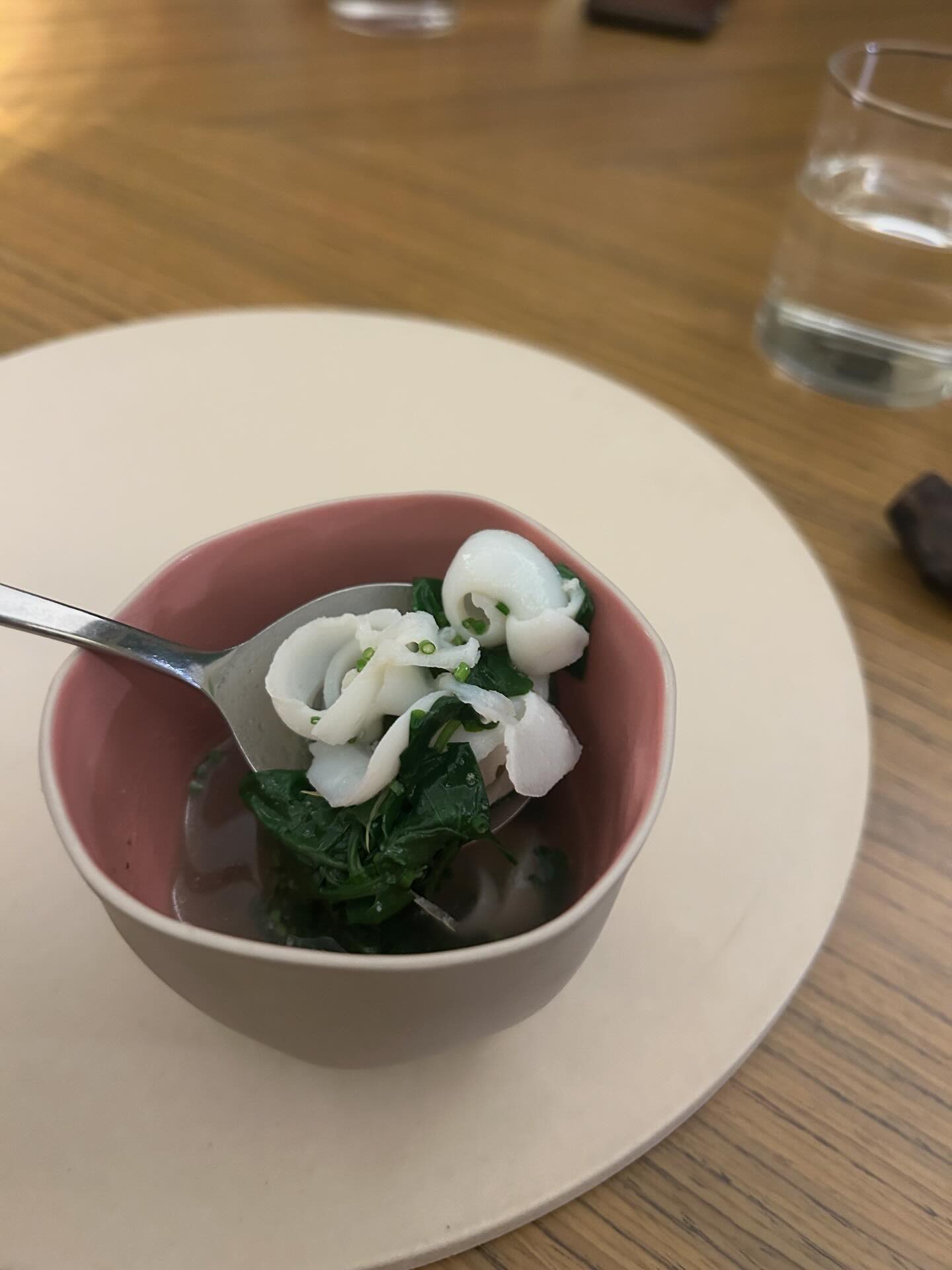 Chi hơn 32 triệu cho bữa tối nhà hàng fine dining ở TP.HCM, cô gái nhận về hàng loạt bình luận chê cách bày món không xứng tầm