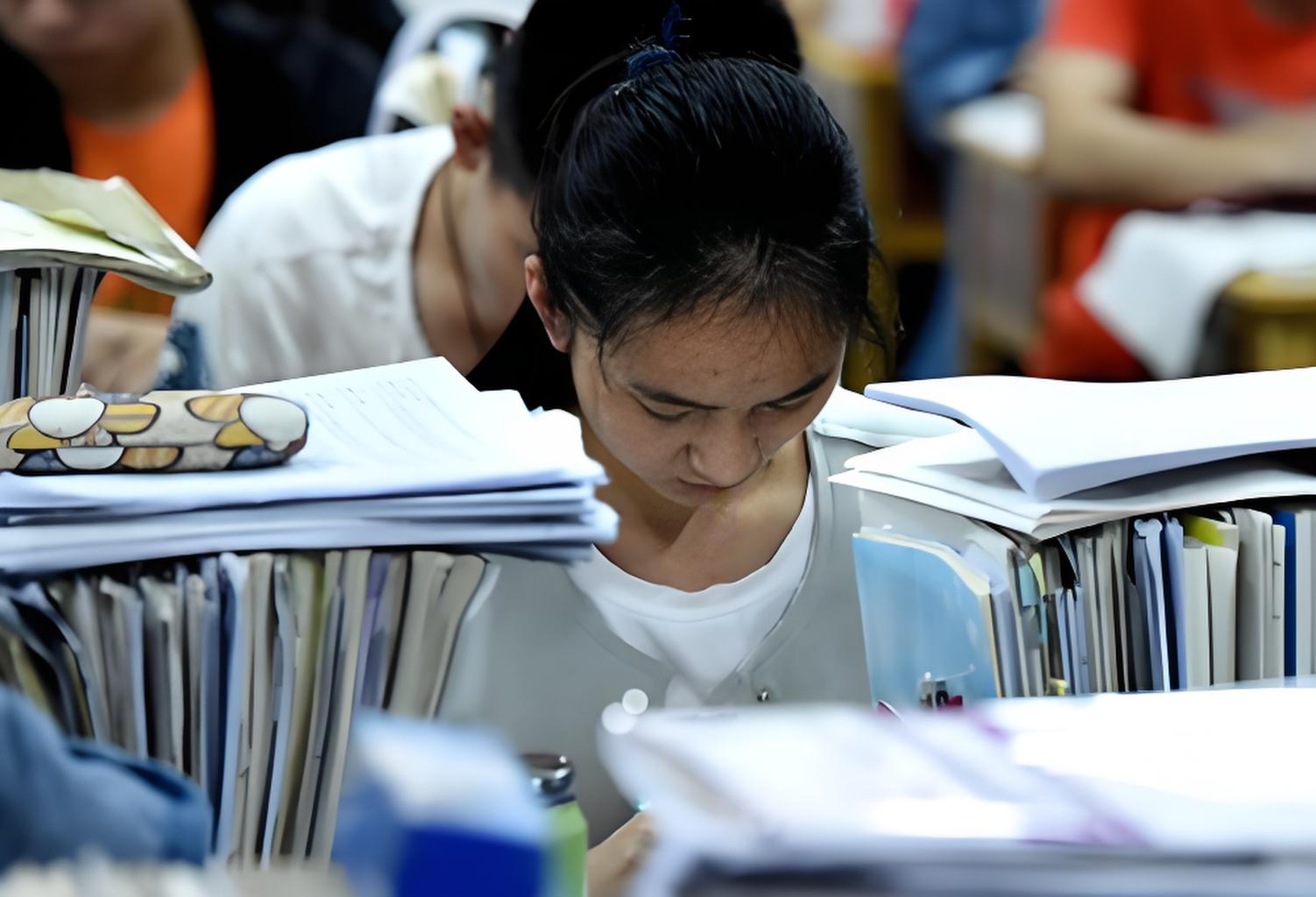 Thay vì chăm chăm hỏi điểm số, cha mẹ quan tâm đến quá trình học tập của con mỗi ngày mới là điều thực sự tạo ra khác biệt (Ảnh minh họa)