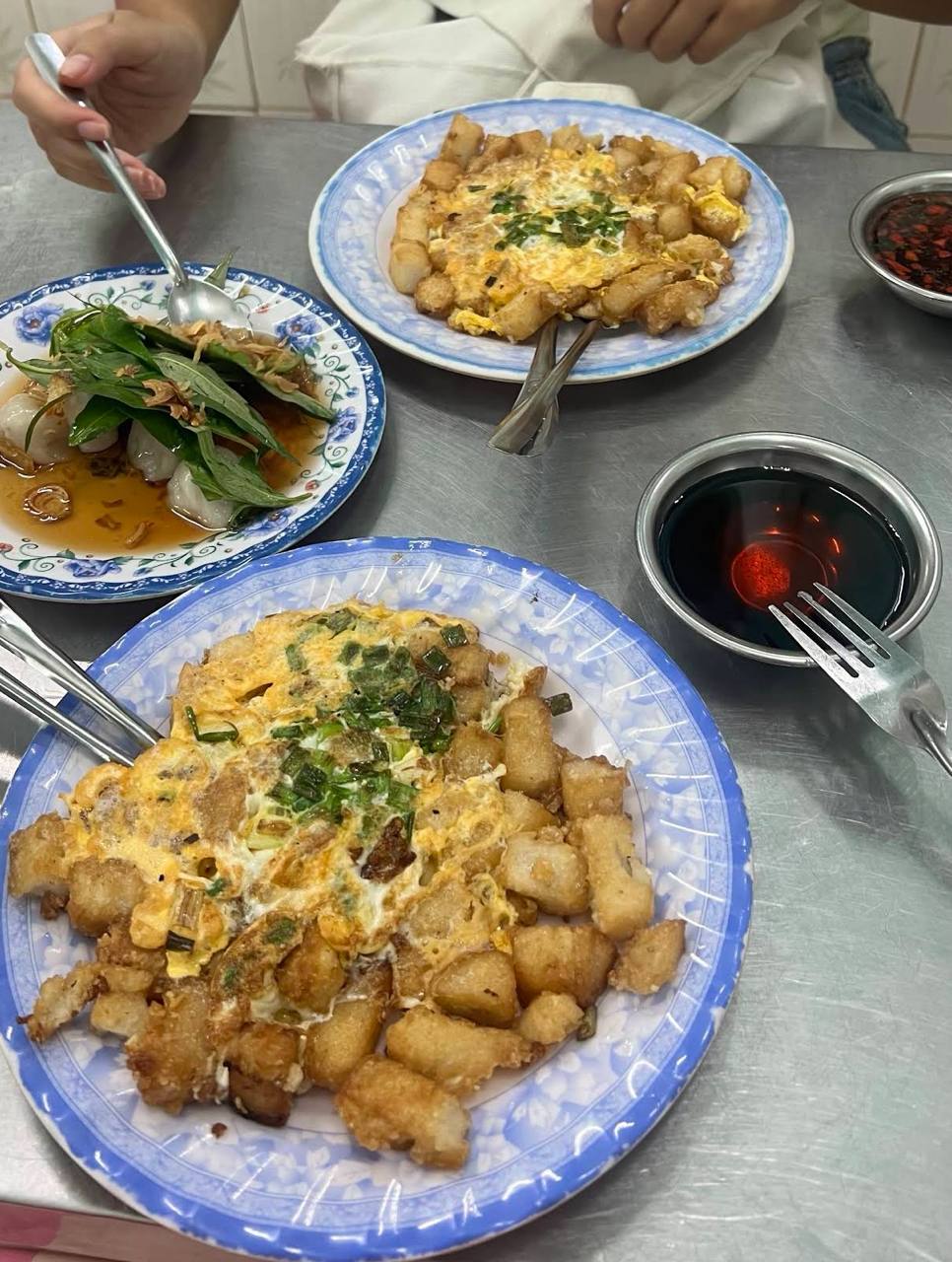 Bột chiên Đạt Thành nằm ở đường Võ Văn Tần, là một trong những quán lâu đời và đông khách nhất khu vực