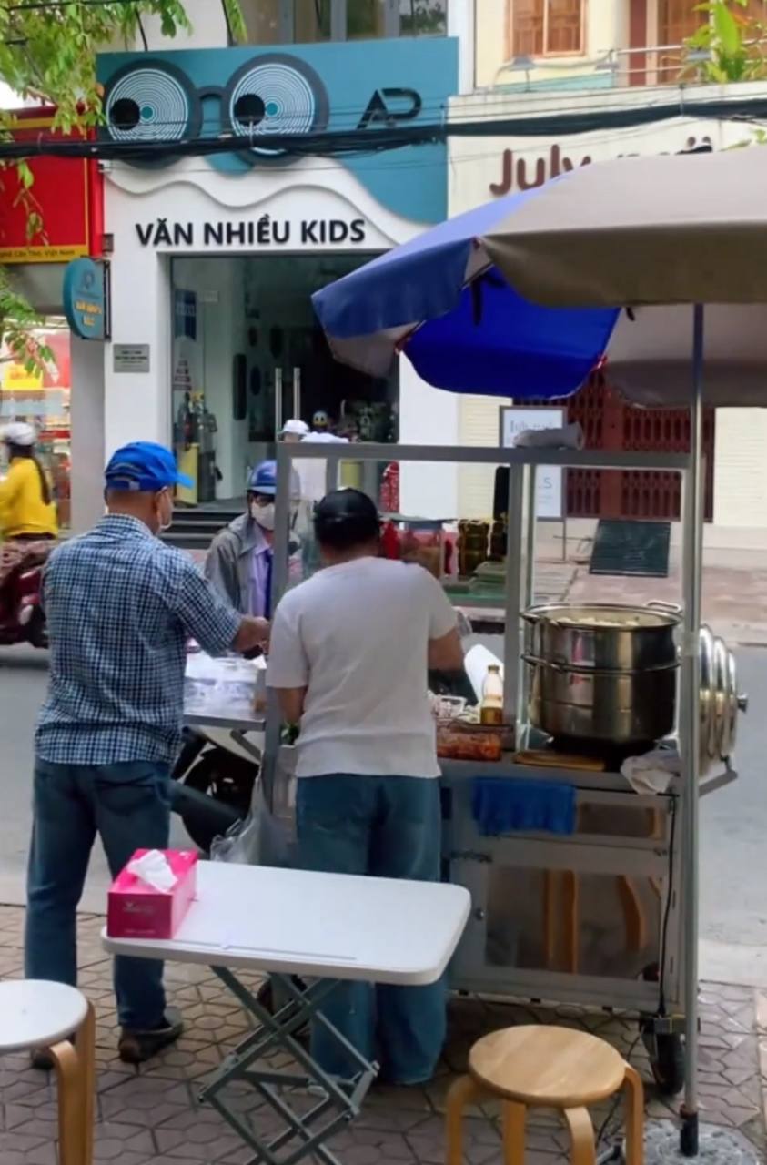 “Đừng vội thương những gánh hàng rong”: Chị Hồng bán xôi đi du lịch Châu Âu thường xuyên, chị Phương pha cà phê tiết lộ thu nhập gần 300 triệu/tháng