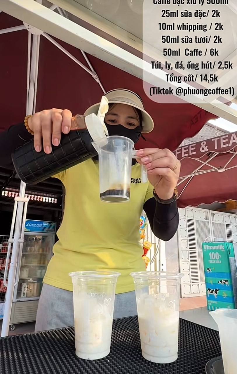 Chị Phương thường xuyên chia sẻ các công thức pha chế cà phê, trà trên kênh TikTok 391 nghìn người theo dõi. Nguồn: Phương Coffee