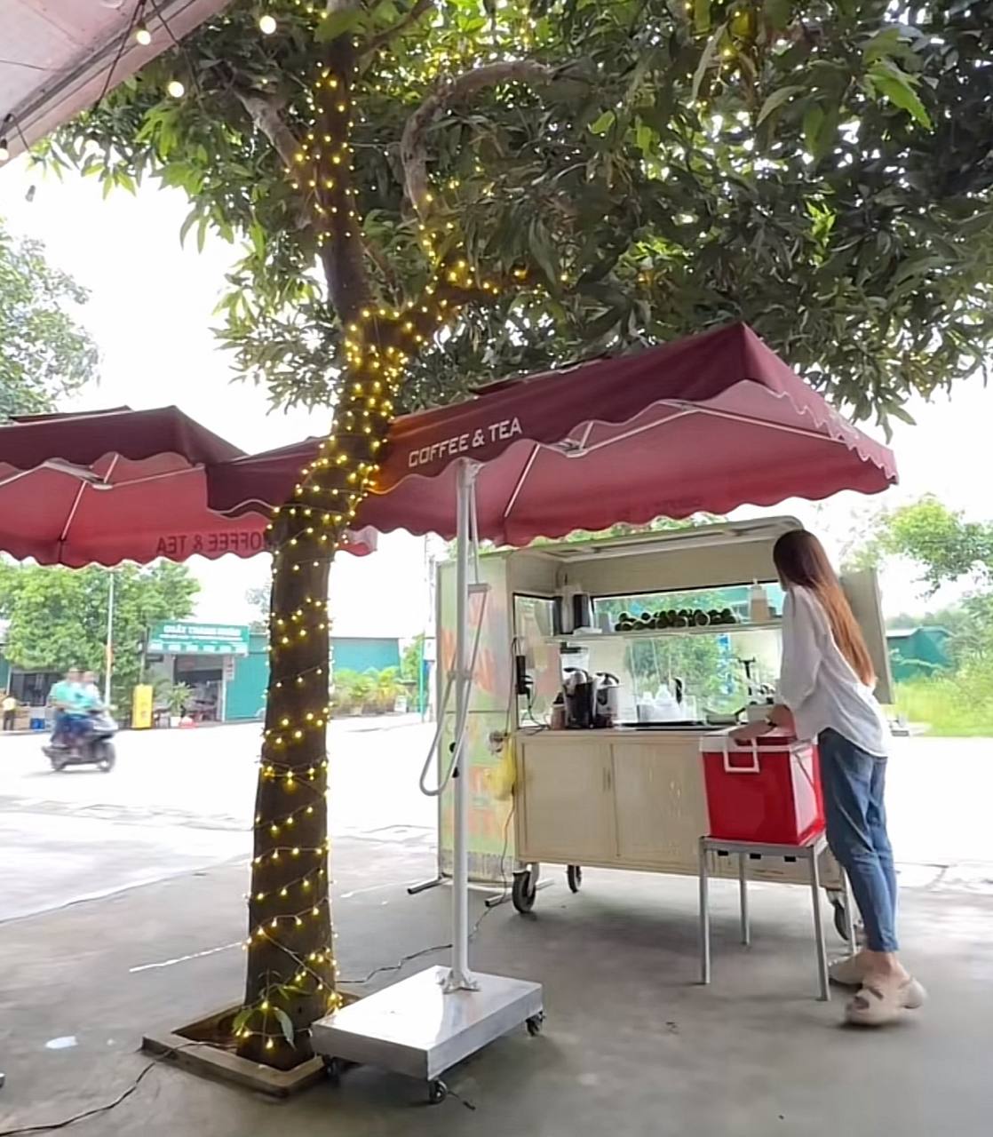 “Đừng vội thương những gánh hàng rong”: Chị Hồng bán xôi đi du lịch Châu Âu thường xuyên, chị Phương pha cà phê tiết lộ thu nhập gần 300 triệu/tháng