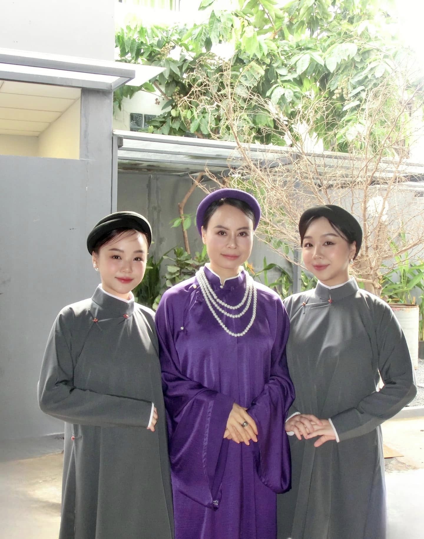 Thảo Linh (bên phải) và mẹ - Nghệ sĩ Hồ Nga, Trưởng nhóm Mặt Trời Đỏ