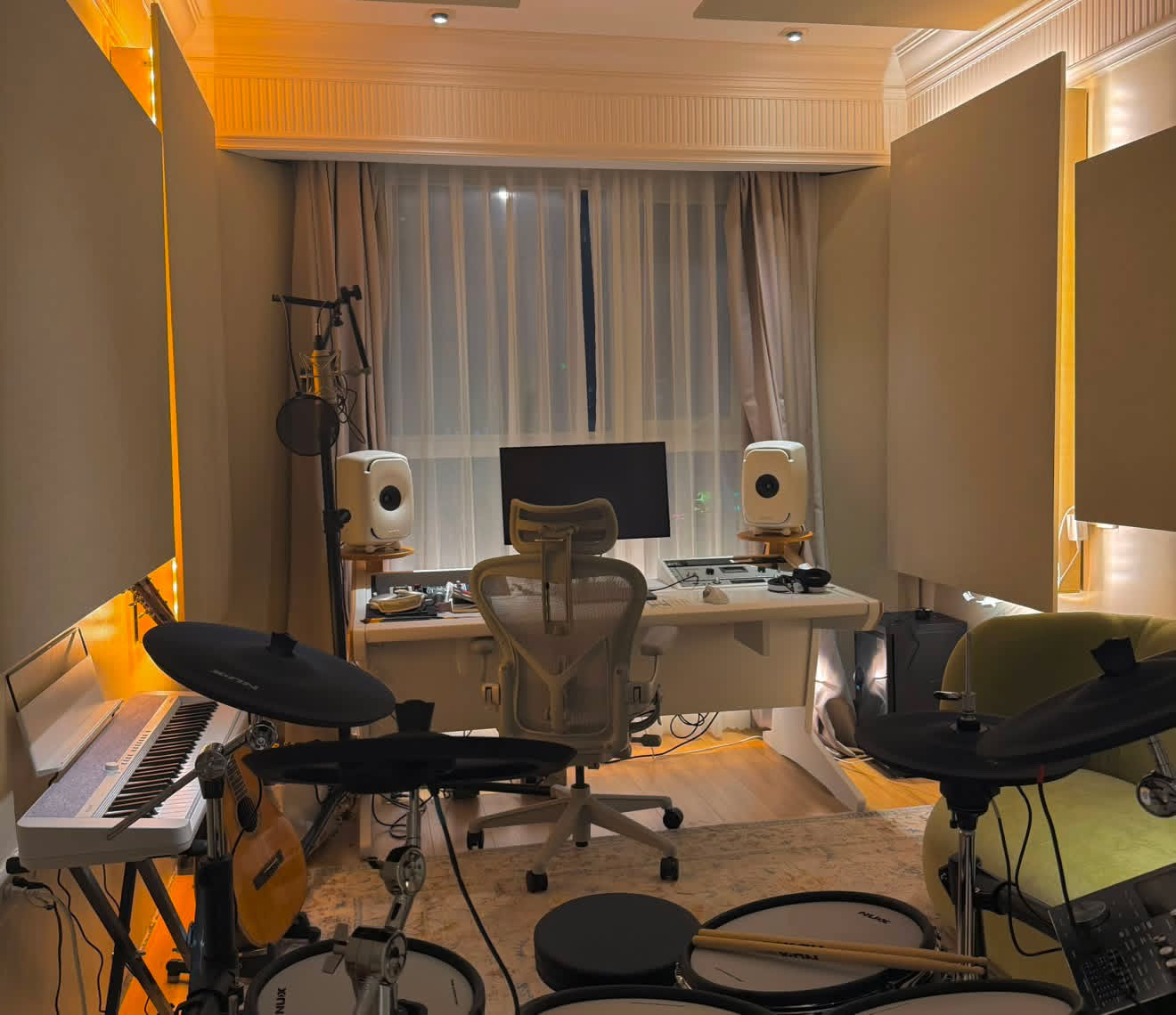 Căn nhà cũ được sửa lại thành studio, phòng tập nhảy,...