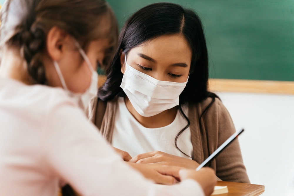 Một bức tranh do trẻ vẽ trong lớp học đôi khi có thể ẩn chứa những thông điệp mà các em không đủ can đảm để nói ra bằng lời (Ảnh minh họa)