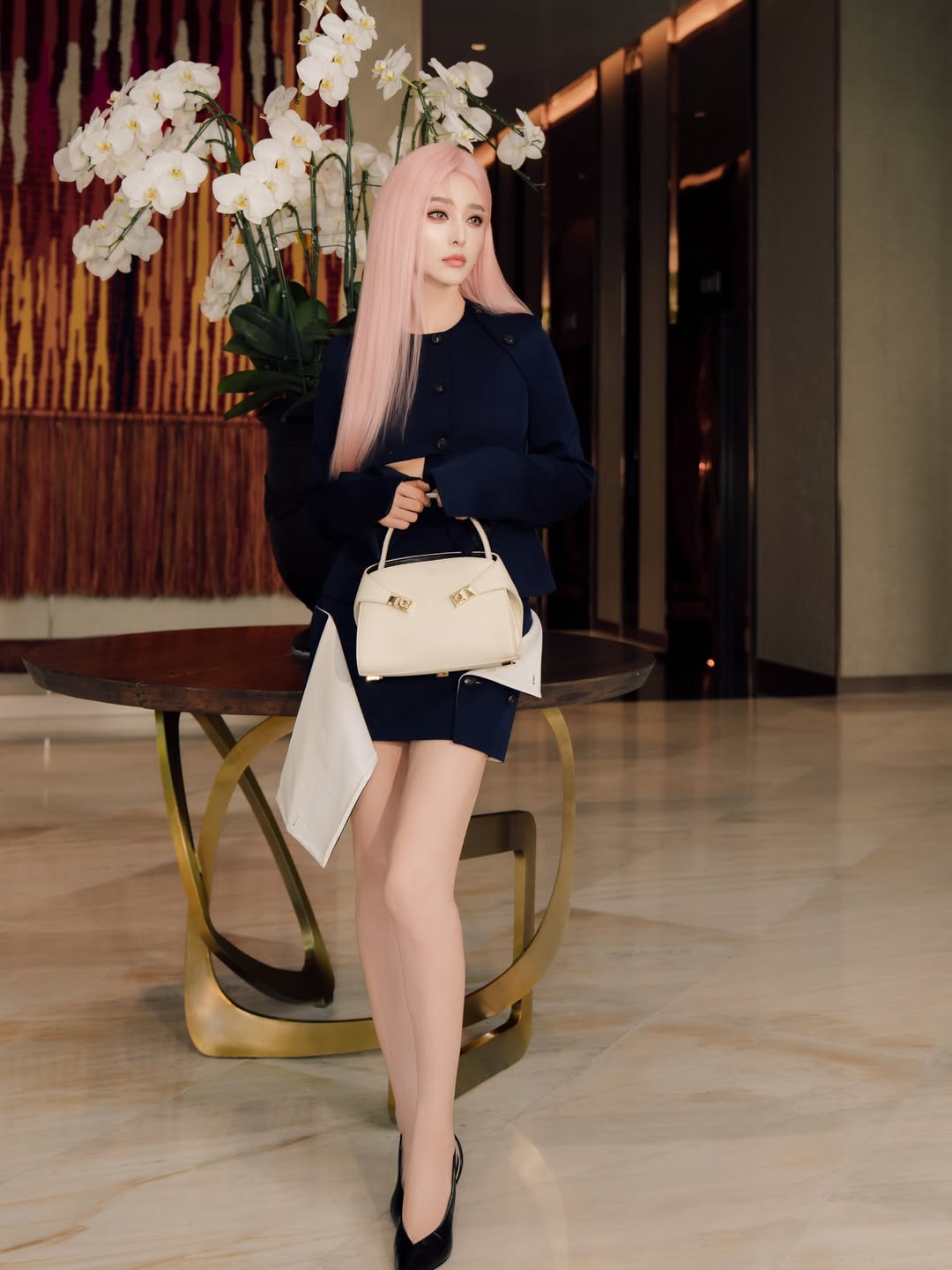 Váy đen, tóc hồng tôn lên làn da trắng sứ của Phạm tổng. Ảnh: Instagram