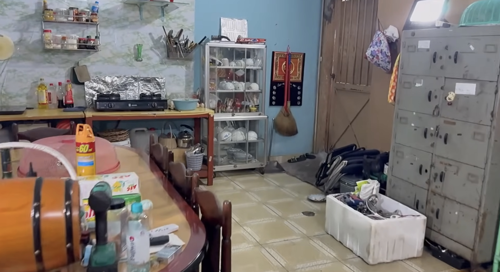 Căn nhà có diện tích rộng, chia thành nhiều phòng khác nhau, được thiết kế đơn giản phù hợp với sinh hoạt gia đình