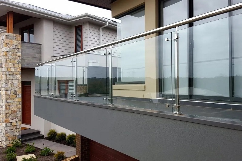 Vì sao ngày càng nhiều gia đình không còn chọn lan can inox? 2 loại vật liệu đang dần trở thành xu hướng mới