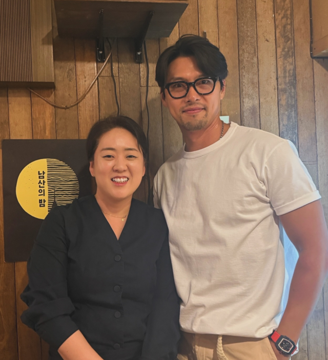 Đầu bếp Yoon Joo Mo hạnh phúc khi được xuất hiện chung khung hình với Hyun Bin mới đây. Ảnh: IGNV