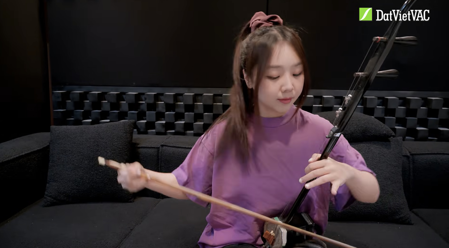 Chỉ xuất hiện thoáng qua nhưng cô gái này lại khiến cả cõi mạng tìm kiếm danh tính