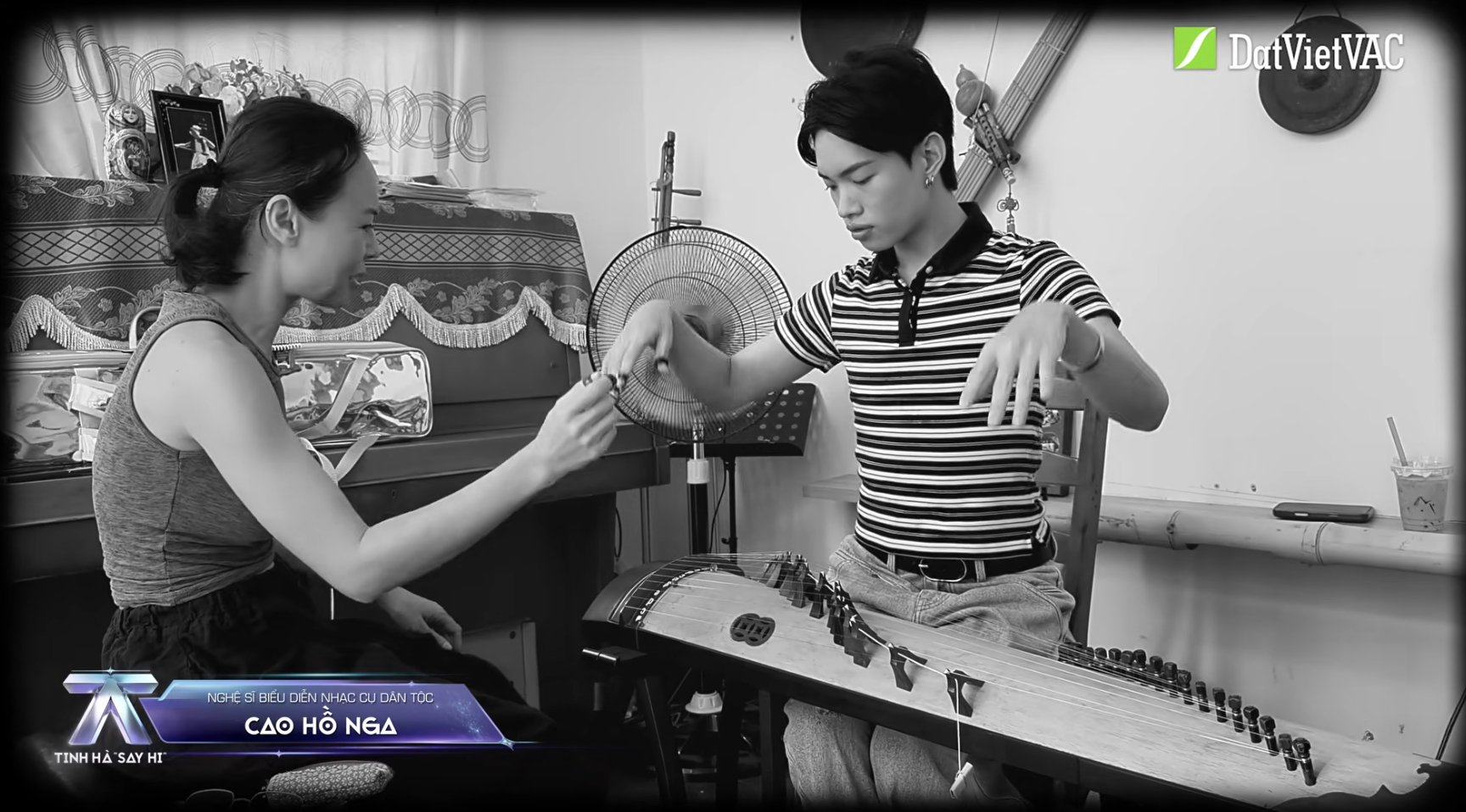 Cũng trong tập 4, nghệ sĩ Hồ Nga xuất hiện với vai trò hướng dẫn Pháp Kiều học đàn tranh