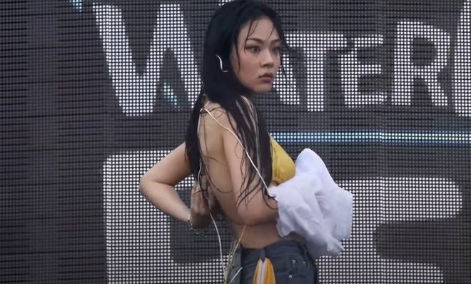WATERBOMB 2022, BIBI từng suýt hớ hênh vì sự cố trang phục