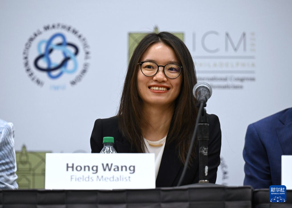 Vương Hồng tại buổi họp báo sau Lễ trao giải Fields 2026 (Ảnh: Xinhua News(