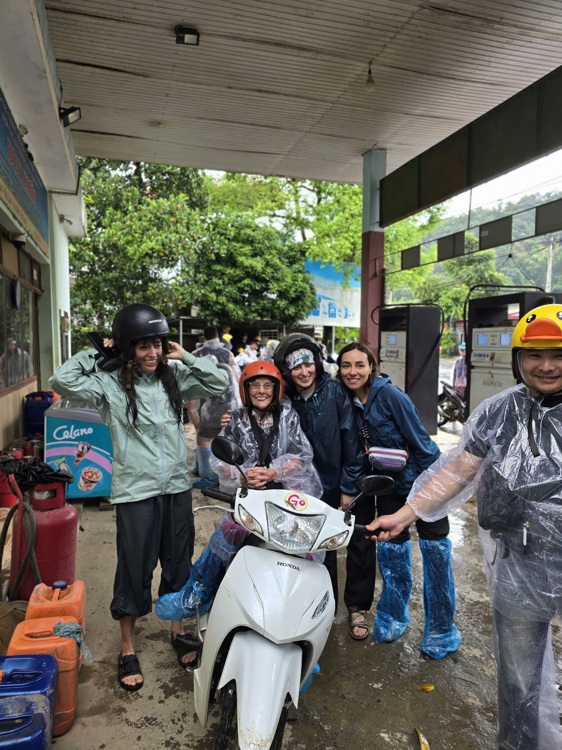 Cụ bà 83 tuổi một mình vượt hơn 9.000 km đến Hà Giang: Xuống dốc không cho ai dìu, ngâm thác một tiếng, tối vẫn còn sức hát hò