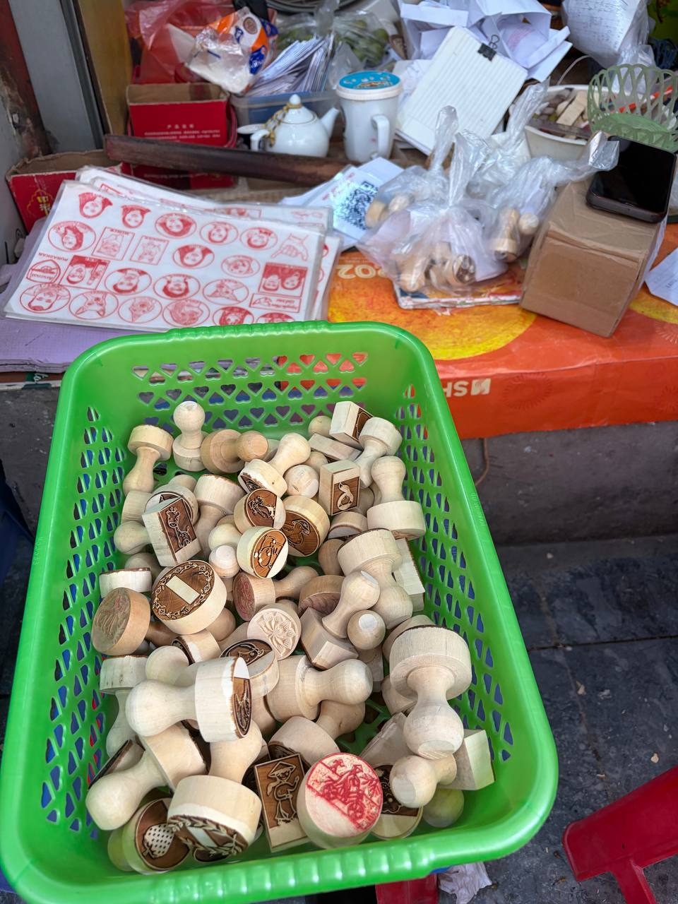Đến tiệm khắc dấu gây tranh cãi, tôi nhận về nhiều hơn một con dấu: