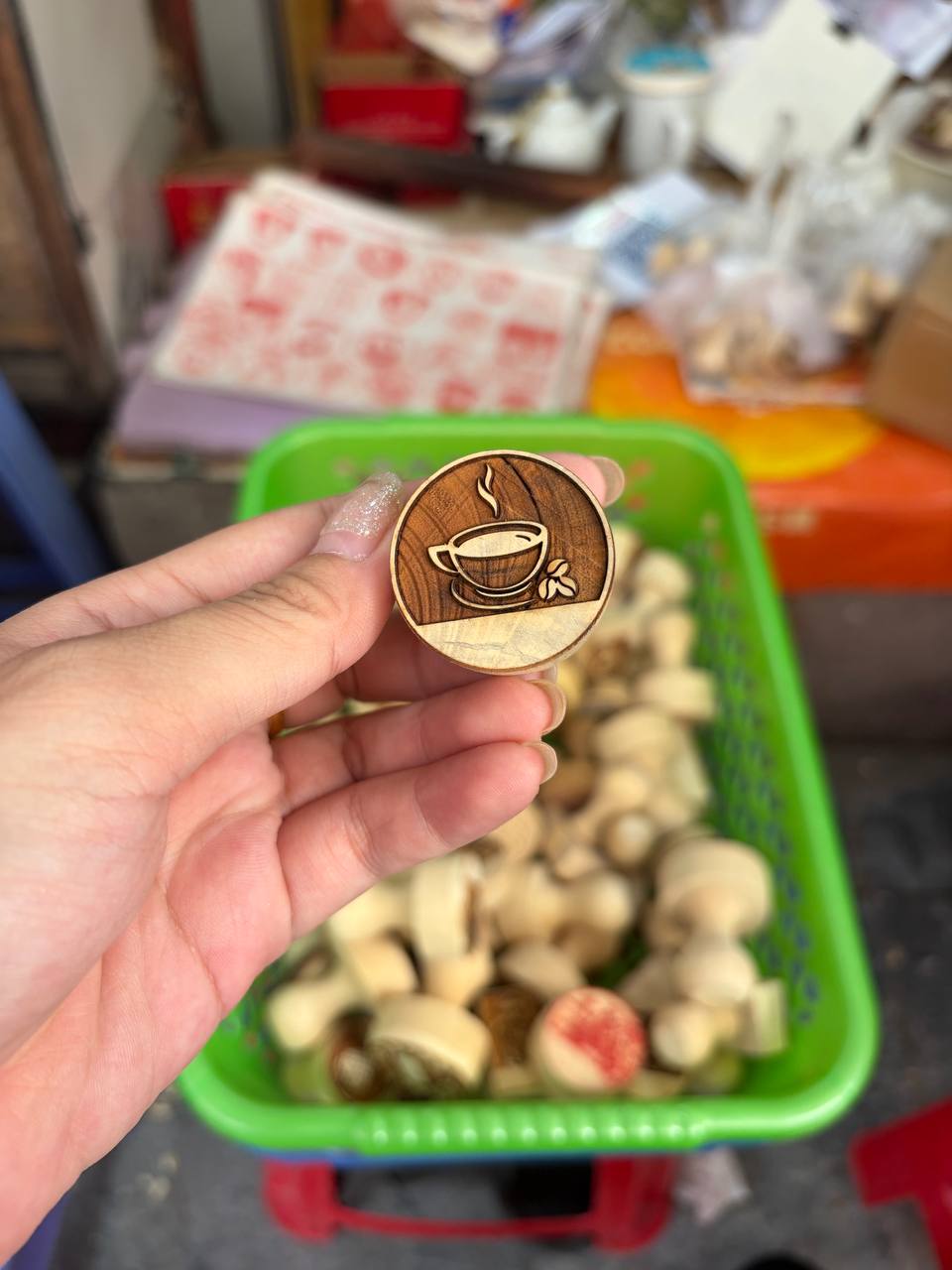 Đến tiệm khắc dấu gây tranh cãi, tôi nhận về nhiều hơn một con dấu: