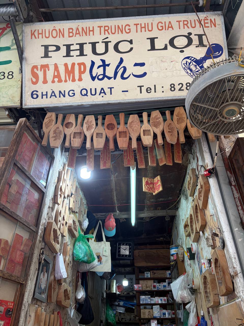 Giữa trưa, cửa hàng khắc dấu gỗ nằm tại số 6 phố Hàng Quạt vẫn đều đặn đón khách ra vào.
