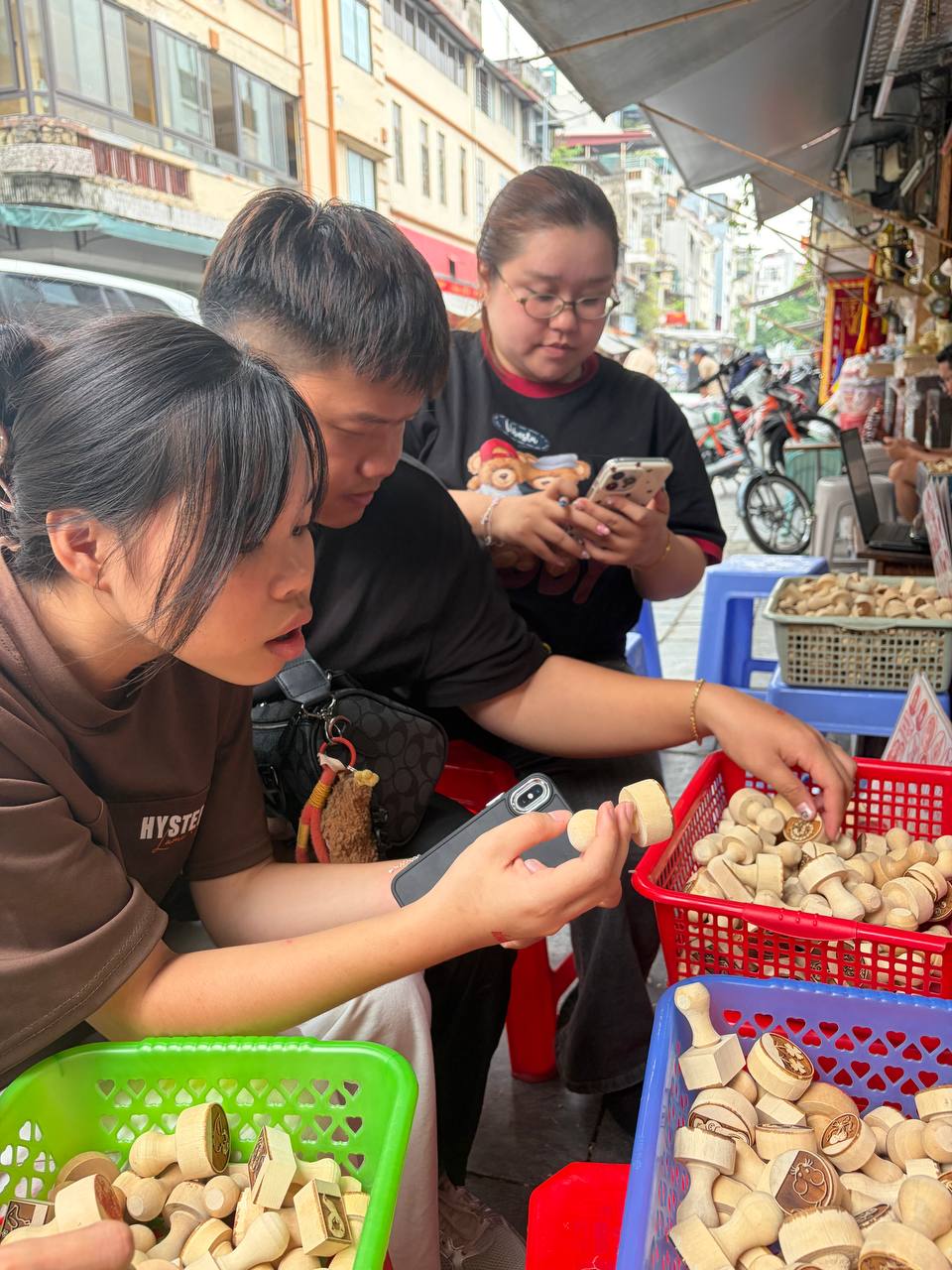 Đến tiệm khắc dấu gây tranh cãi, tôi nhận về nhiều hơn một con dấu: