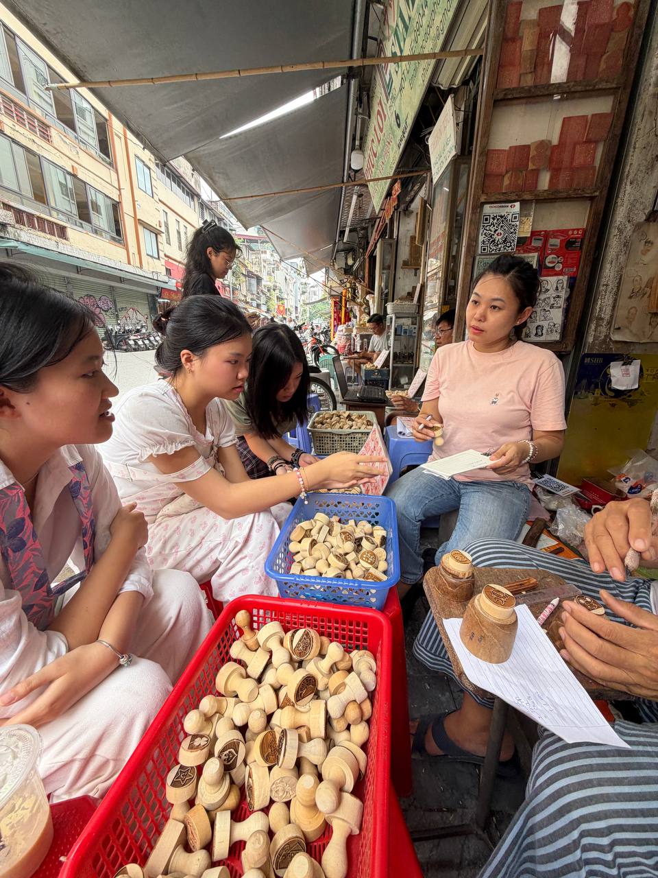 Đến tiệm khắc dấu gây tranh cãi, tôi nhận về nhiều hơn một con dấu: