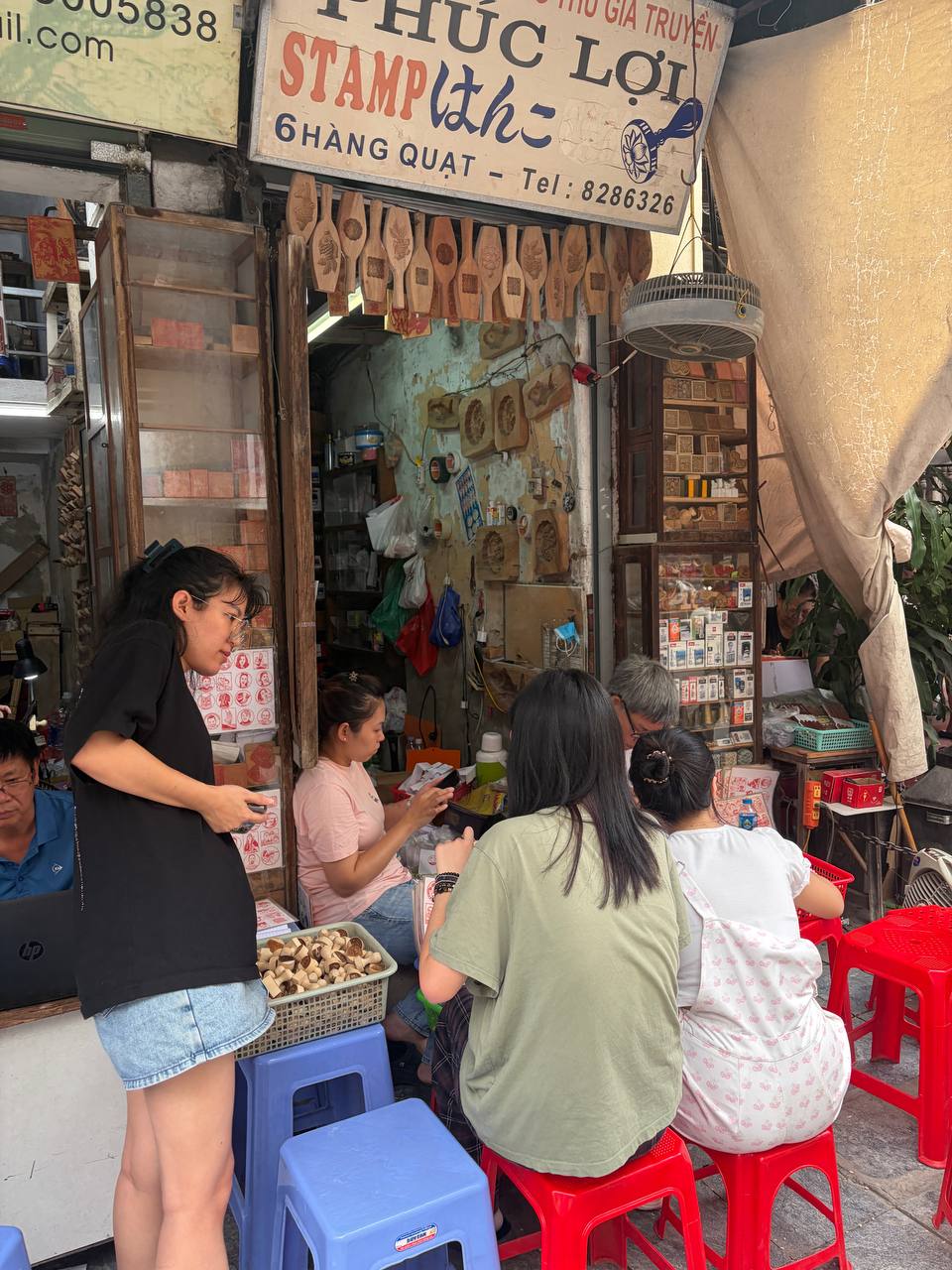 Đến tiệm khắc dấu gây tranh cãi, tôi nhận về nhiều hơn một con dấu: