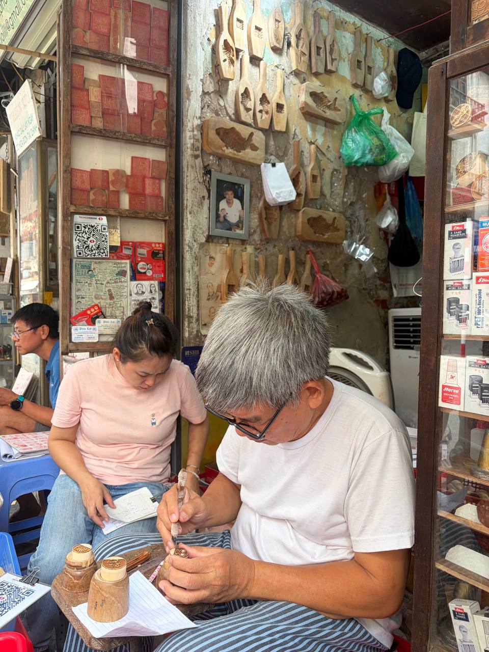 Ông Toàn chia sẻ, lượng khách đến cửa hàng khá đông, từ người Việt đến khách quốc tế