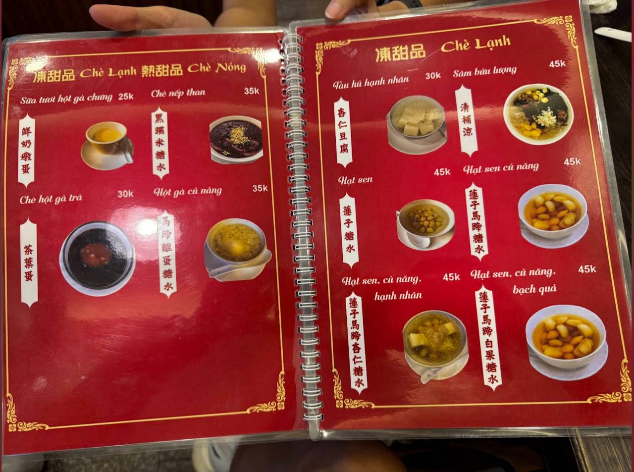 Menu đa dạng các món chè Hoa, giá nhỉnh hơn so với mặt bằng chung