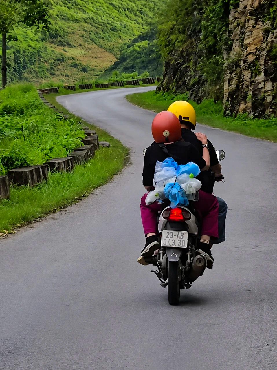 Cụ bà 83 tuổi một mình vượt hơn 9.000 km đến Hà Giang: Xuống dốc không cho ai dìu, ngâm thác một tiếng, tối vẫn còn sức hát hò