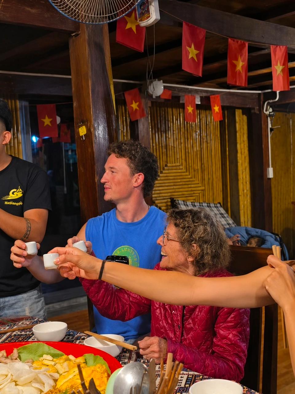 Bà Annemarie cùng mọi người dùng bữa, nhấp một chút rượu rồi hào hứng hát hò, giao lưu với các thành viên trong đoàn.