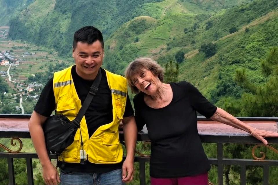 Bà Annemarie và tài xế chụp ảnh kỷ niệm chuyến đi tại Hà Giang.