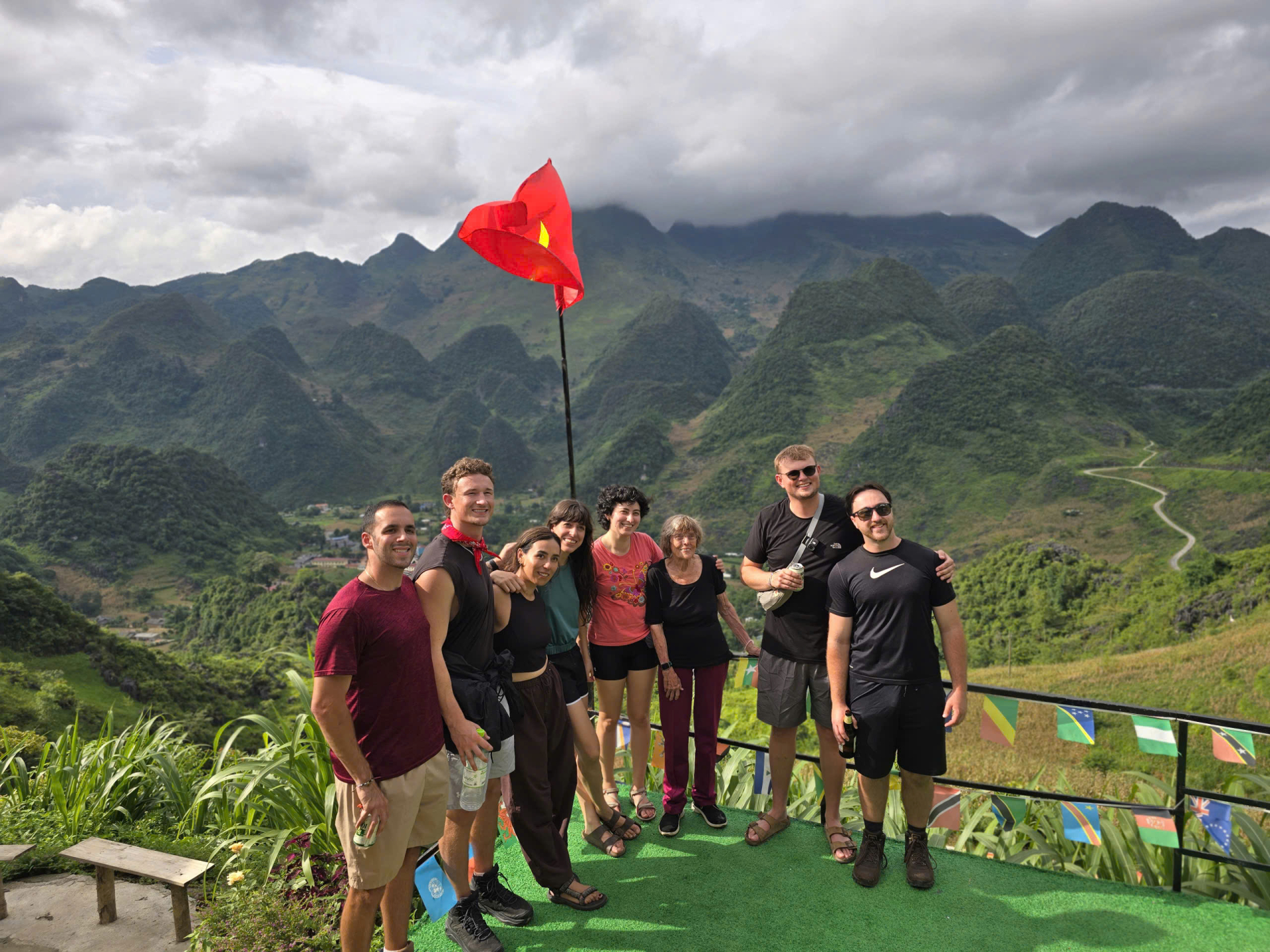 Cụ bà 83 tuổi một mình vượt hơn 9.000 km đến Hà Giang: Xuống dốc không cho ai dìu, ngâm thác một tiếng, tối vẫn còn sức hát hò