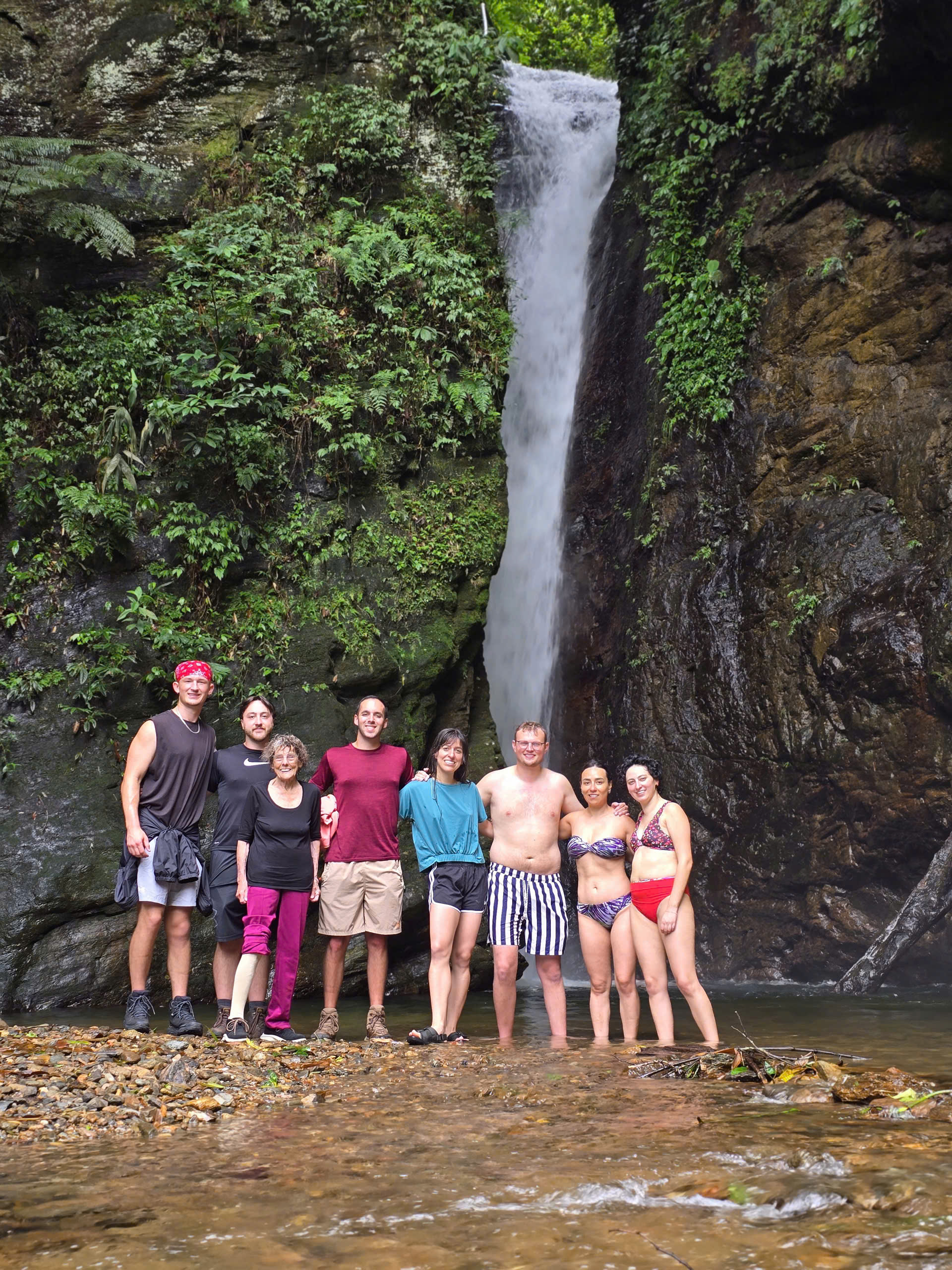 Cụ bà 83 tuổi một mình vượt hơn 9.000 km đến Hà Giang: Xuống dốc không cho ai dìu, ngâm thác một tiếng, tối vẫn còn sức hát hò