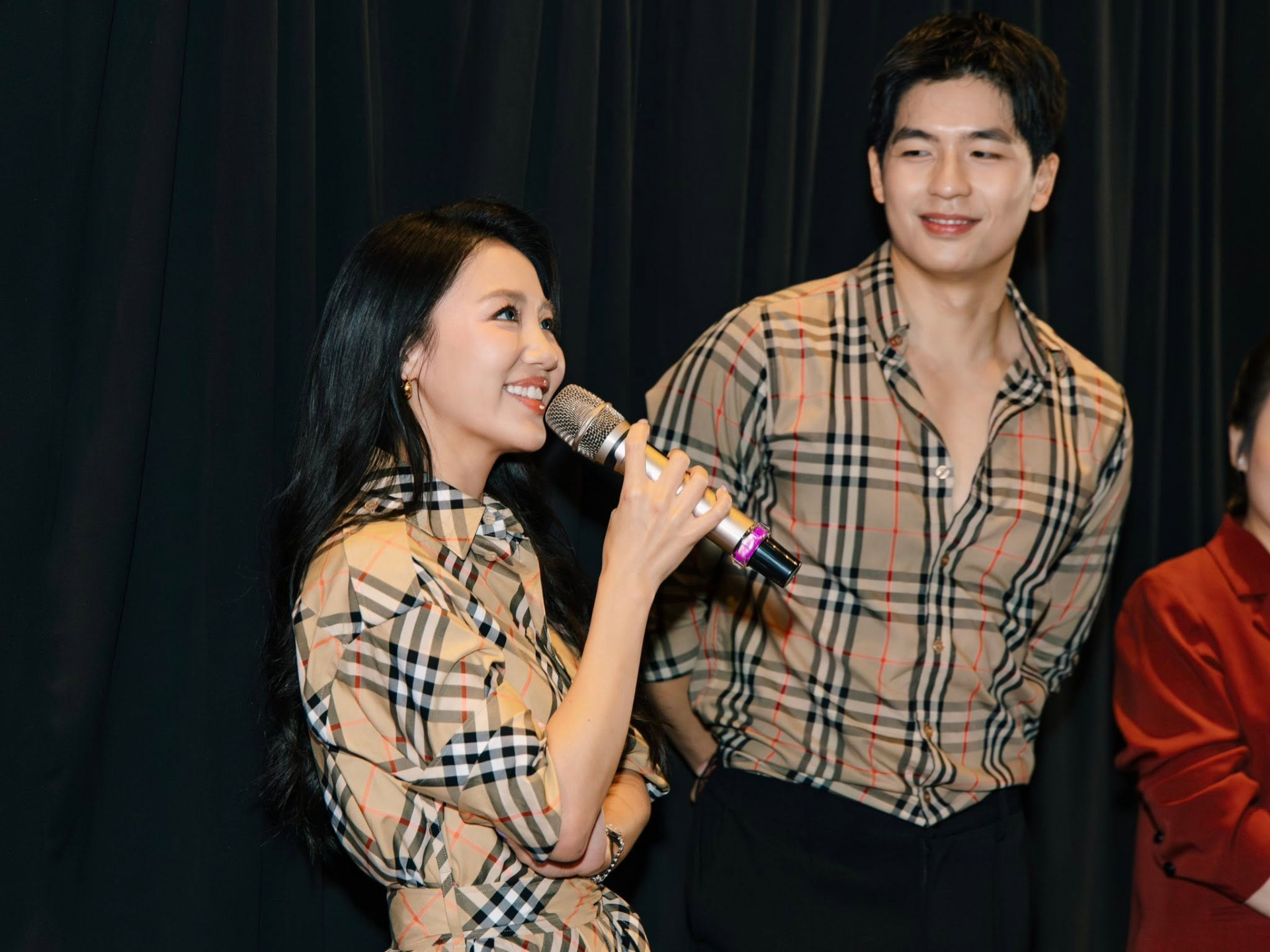 Chuyện tình cảm thế nào chỉ có người trong cuộc mới rõ, nhưng cư dân mạng vẫn đang tích cực