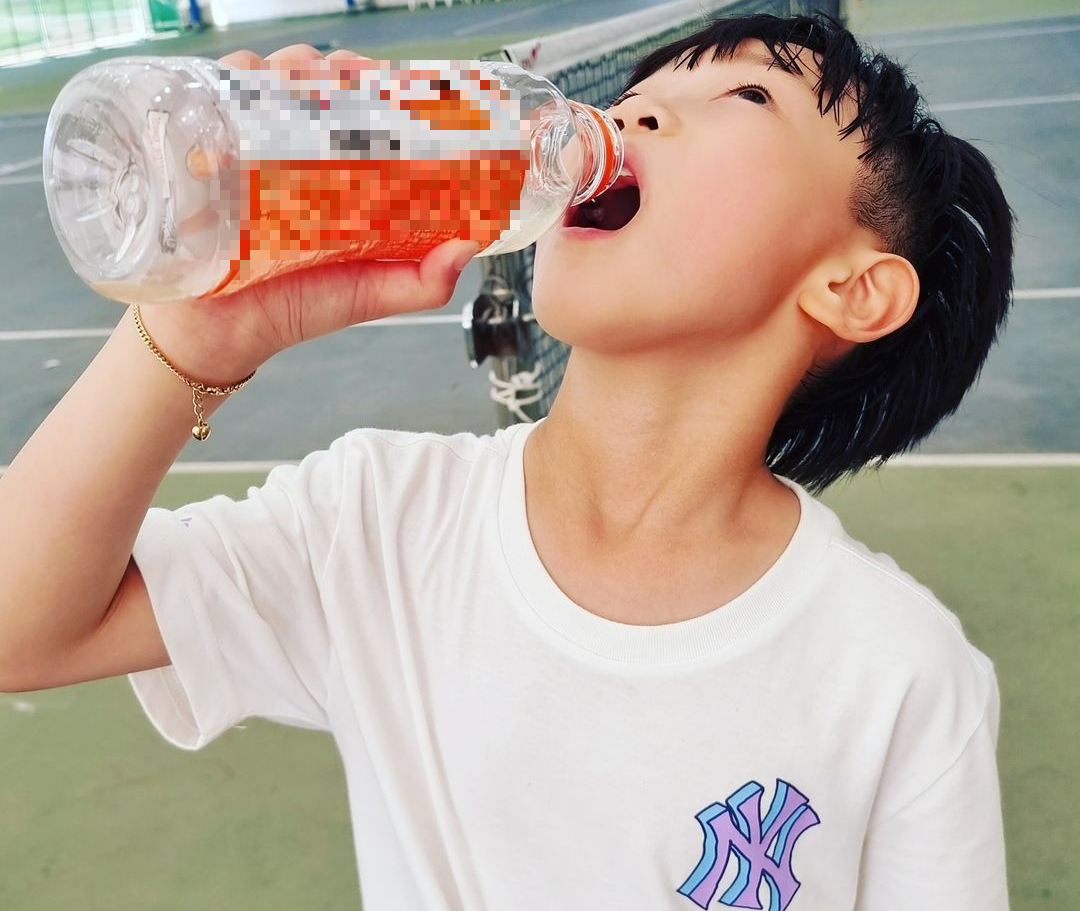 Cậu bé 10 tuổi uống khoảng 7 lít nước mỗi ngày (Ảnh minh họa)