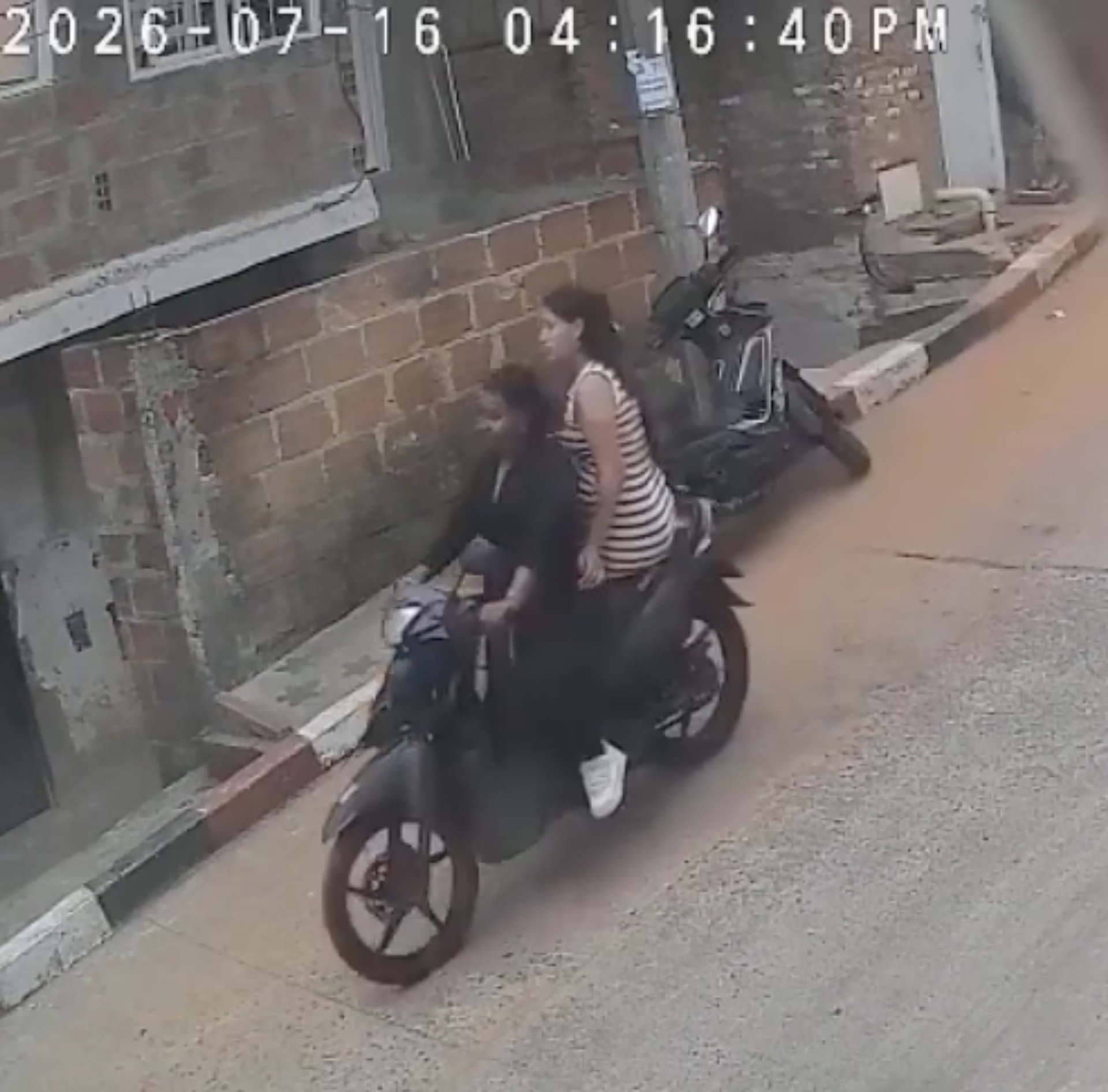 Nghi phạm mặc áo đen chở nạn nhân trên xe máy
