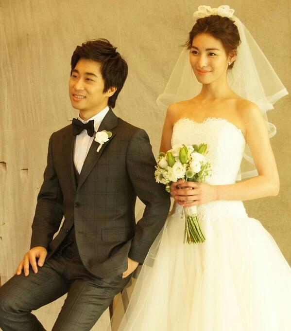 Kim Jung Hwa - Yoo Eun Sung tổ chức hôn lễ hồi năm 2013 tại 1 nhà thờ. Ảnh: X