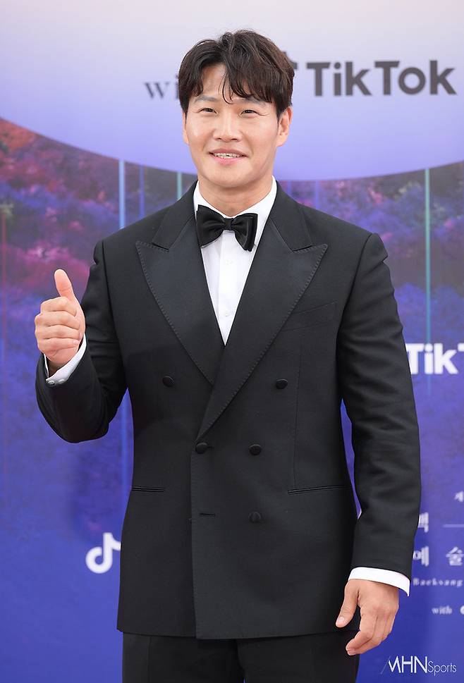 Kim Jong Kook tổ chức hôn lễ kín như bưng hồi tháng 9 năm ngoái. Ảnh: Naver