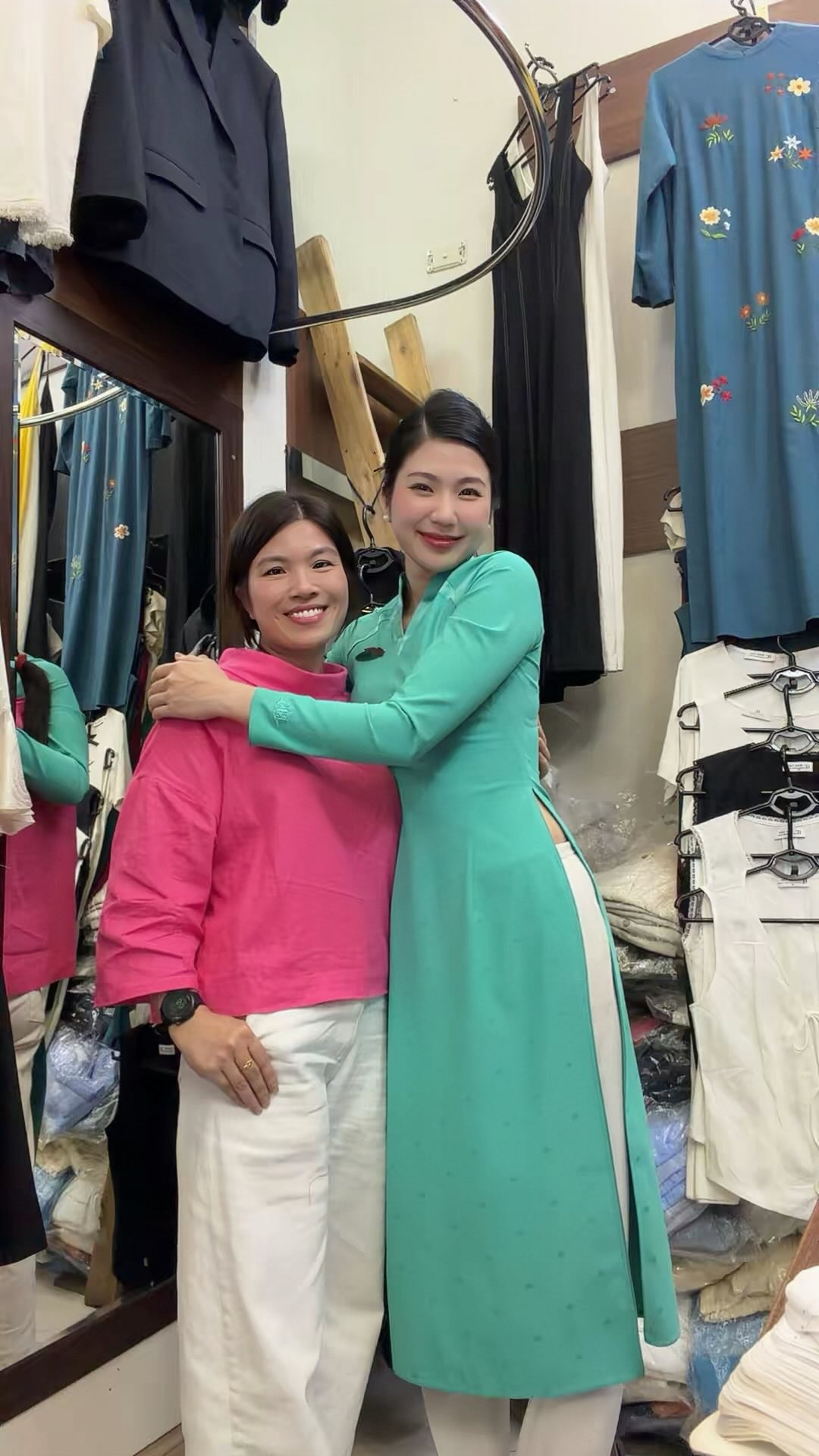Cô nàng cho biết mẹ mình hiện kinh doanh cửa hàng may đo quần áo linen và lụa trên phố Hàng Gai (Hoàn Kiếm, Hà Nội).