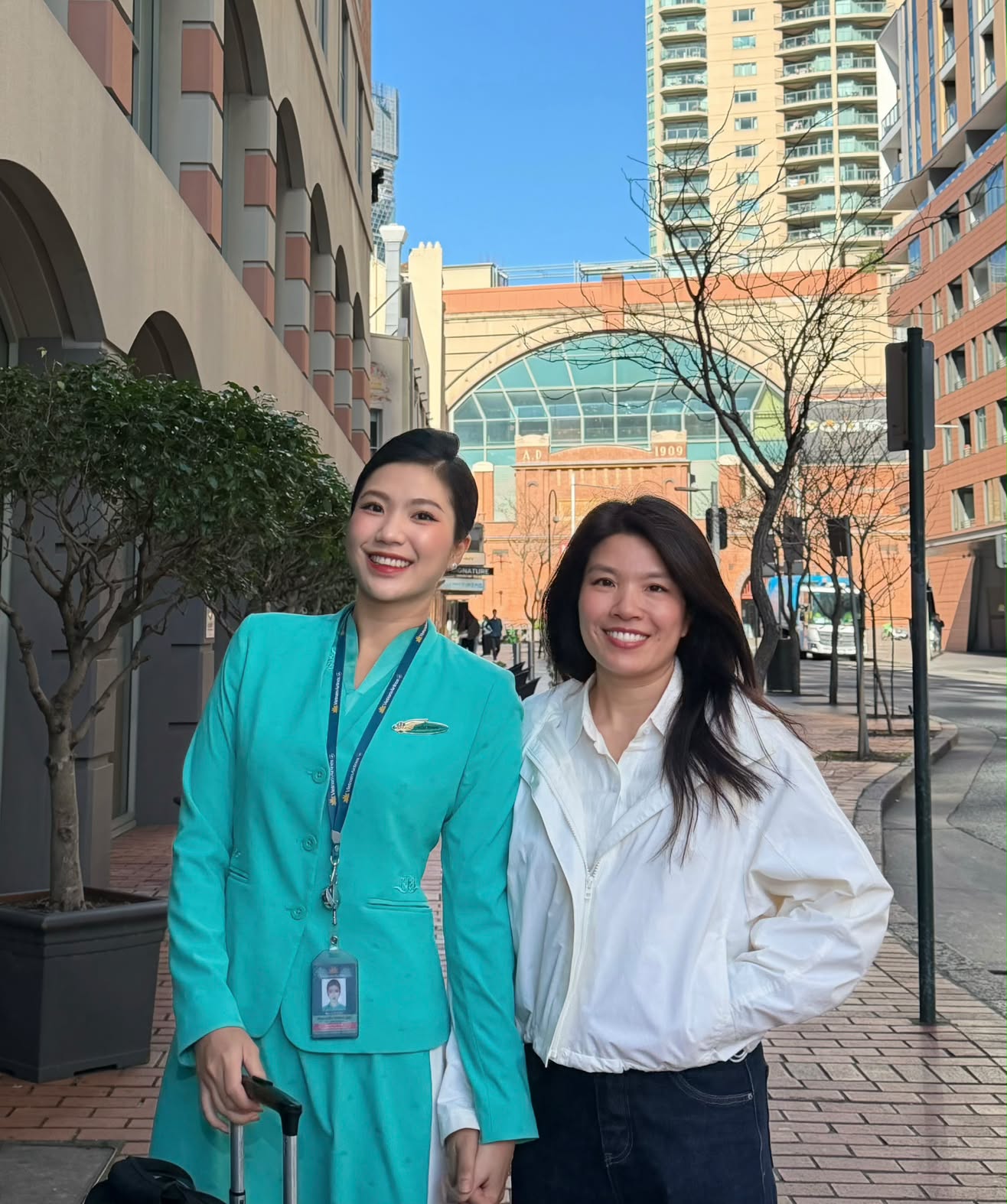 Bức ảnh tiếp viên hàng không ở Hà Nội và mẹ gần 50 tuổi đi du lịch Úc đang viral vì trông như chị em