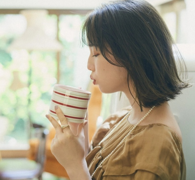 Uống nước ấm đúng cách mang lại nhiều lợi ích cho sức khỏe, làm đẹp (Ảnh minh họa)