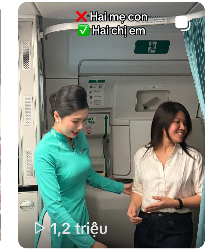 Những hình ảnh của nữ tiếp viên hàng không và mẹ nhanh chóng viral. Ảnh chụp màn hình.