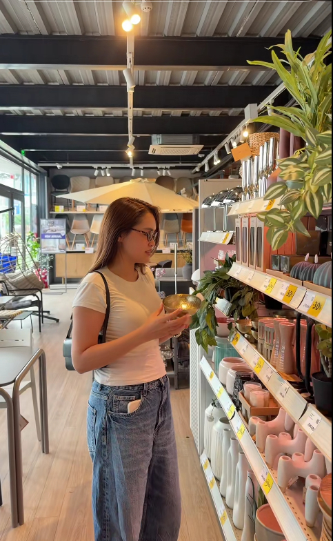 Cuộc sống giàu có trong biệt thự song lập của Ngô Phương Thảo, quê Khánh Hòa, SN 2000