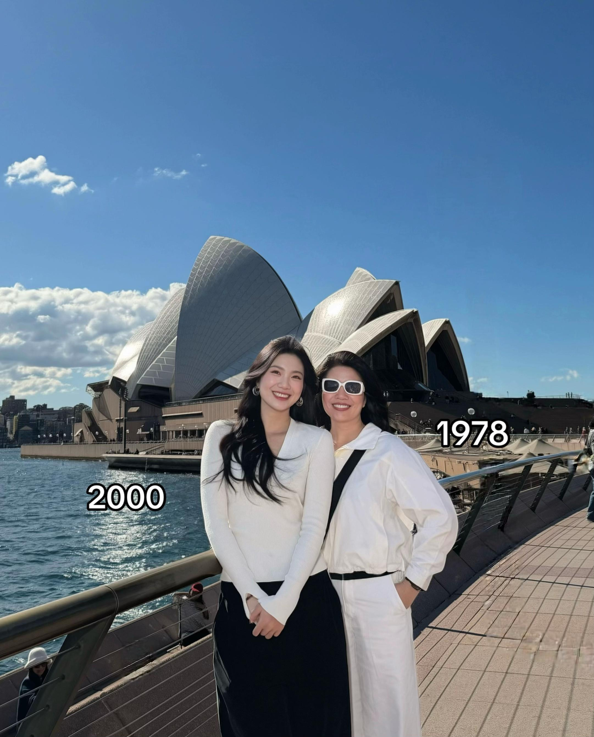 Hình ảnh hai mẹ con trong chuyến đi du lịch thu hút lượng tương tác cao vì visual mẹ U50 mà trẻ như 30.
