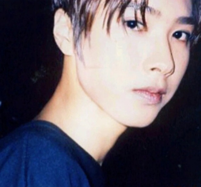 Go Ji Yong ra mắt làng giải trí hồi năm 1997, hoạt động ở Kbiz trong khoảng 7 năm trước khi giải nghệ. Ở giai đoạn hoàng kim nhan sắc, anh là chàng trai trong mộng của nhiều cô gái nhờ diện mạo điển trai xuất chúng. Ảnh: X